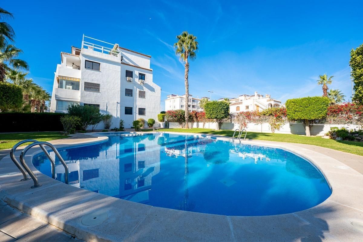 Elegante apartamento en esquina con sol todo el día en la popular urbanización Pau 8, Villamartín.