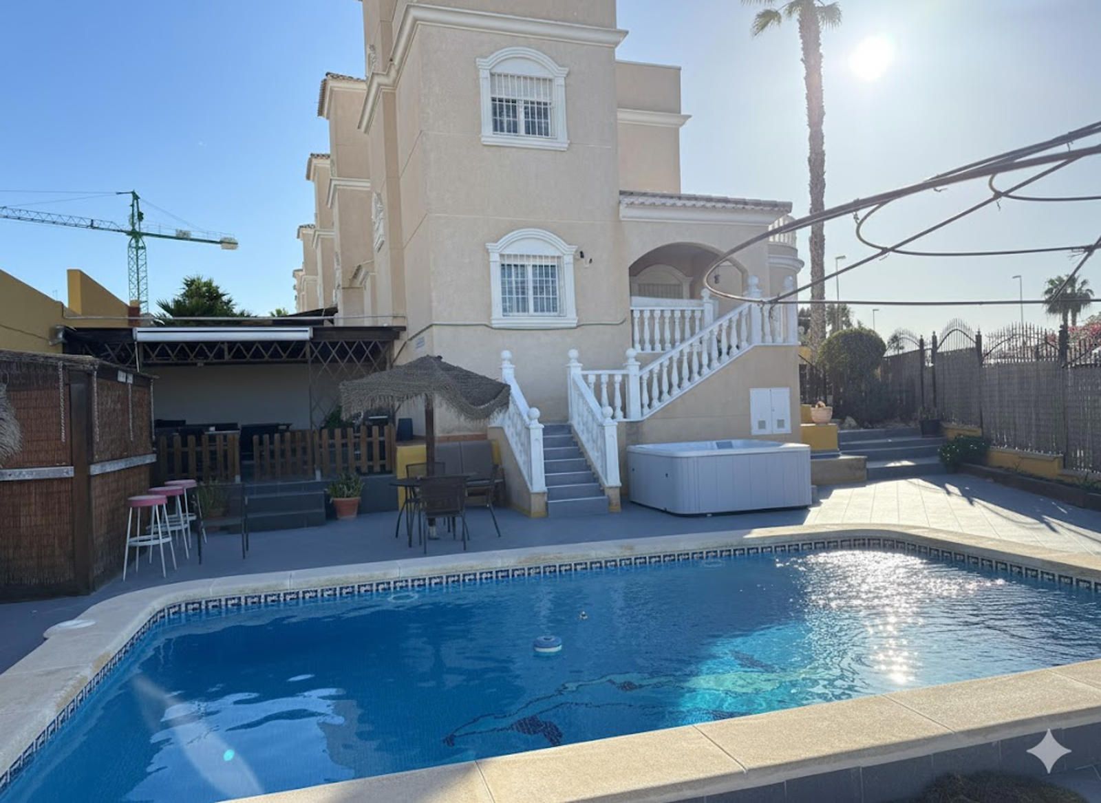 Villa Independiente Reformada con Gran Parcela y Piscina Privada – Los Altos, Orihuela Costa