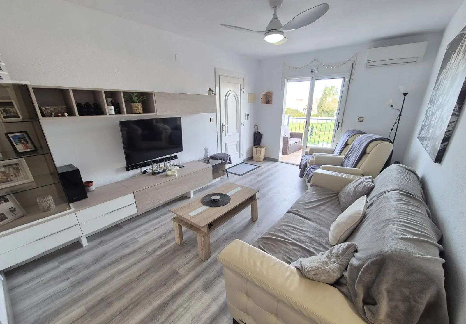 Este ático en La Florida es uno de esos lugares donde los días tienen otro ritmo. Donde el sol entra por las ventanas y se queda contigo. Donde el aire huele a verano incluso en invierno.