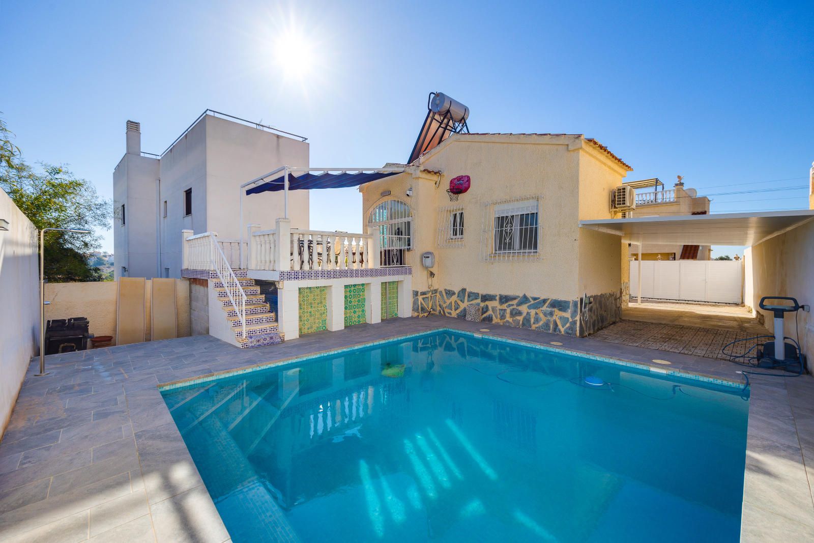 Fantástica casa independiente con piscina privada en la marina urb