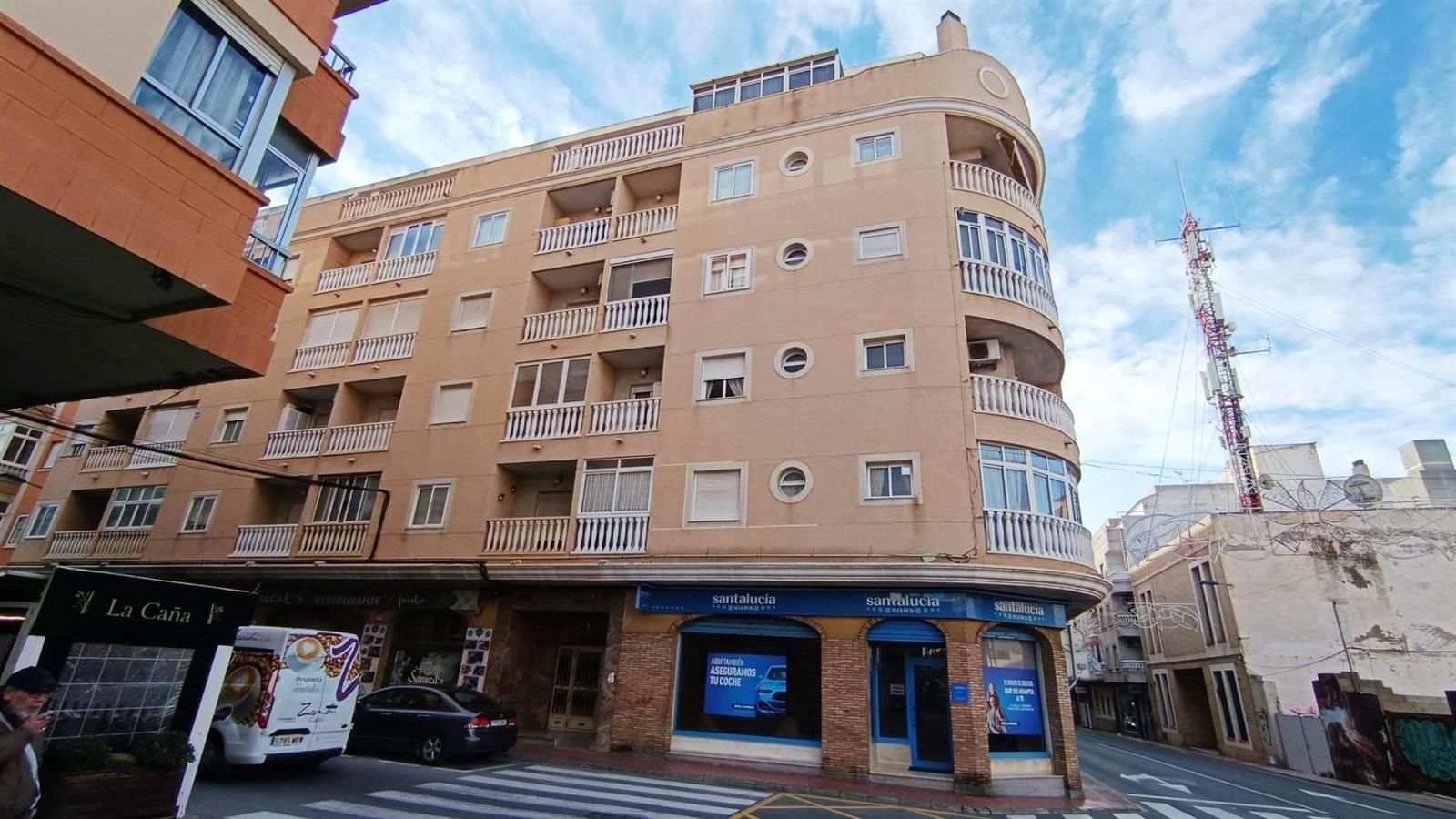 Piso en venta en Torrevieja centro con garaje privado y a minutos de la playa