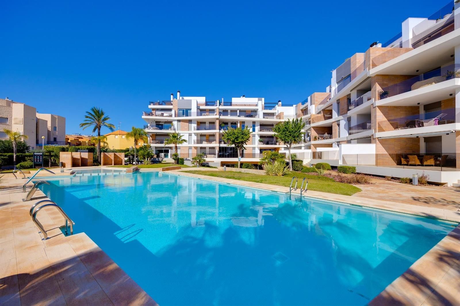 APARTAMENTO PLANTA BAJA CON PRECIOSA TERRAZA, URBANIZACIÓN, GARAJE Y 100M DEL MAR EN ZONA EXCLUXIVA DE CAMPOAMOR