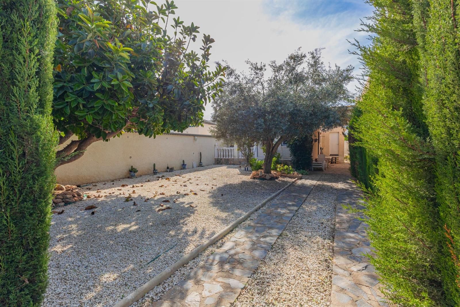 Oportunidad: Chalet con gran parcela de 317 m² en El Chaparral – La Siesta