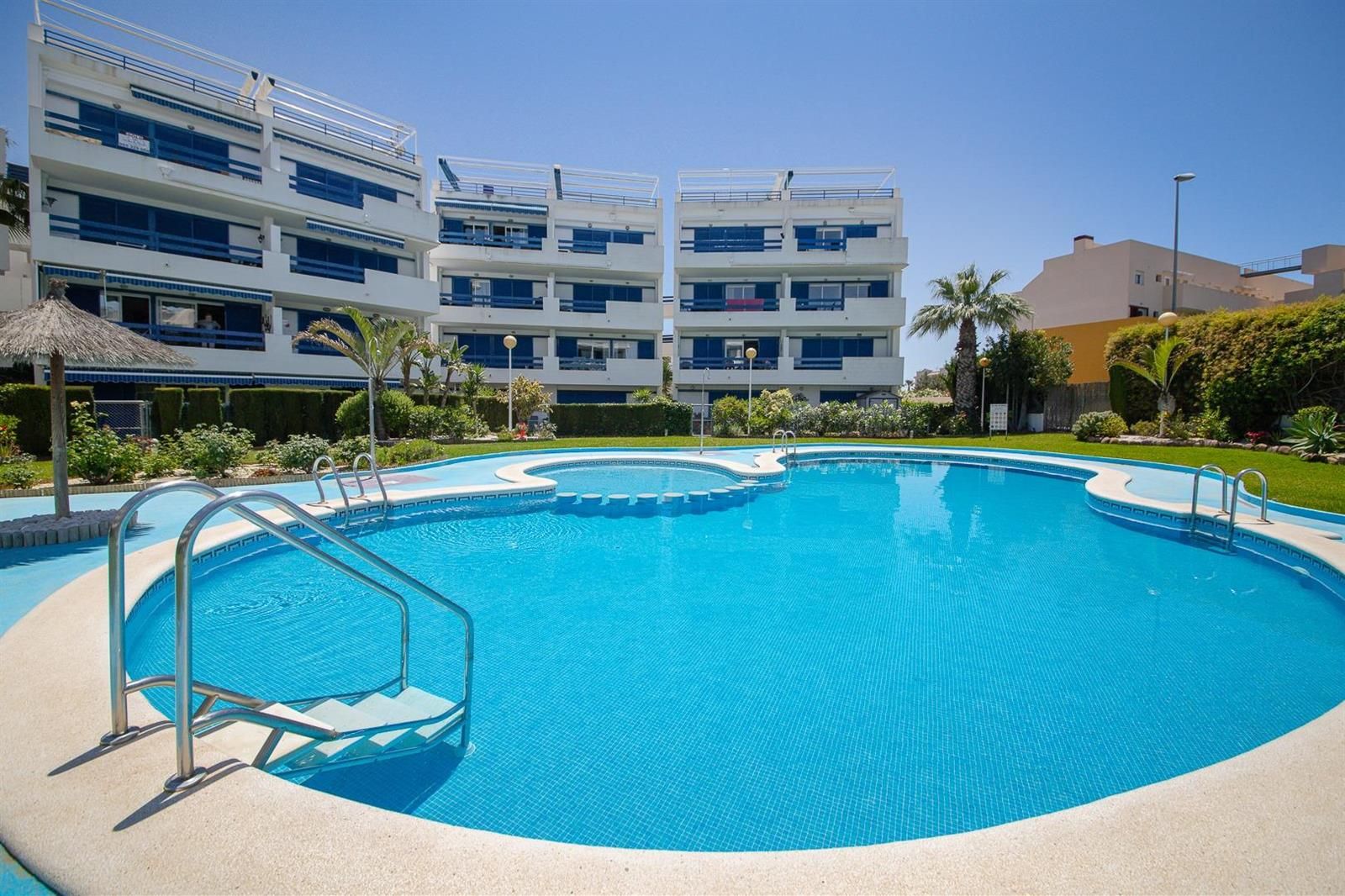 Planta baja con parking y gran jardín privado en Residencial Las Terrazas – Orihuela Costa