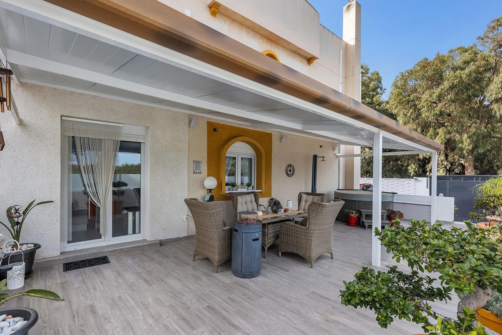 Exclusivo Chalet en Primera Línea con Vistas Infinitas a la Pinada y el Mar