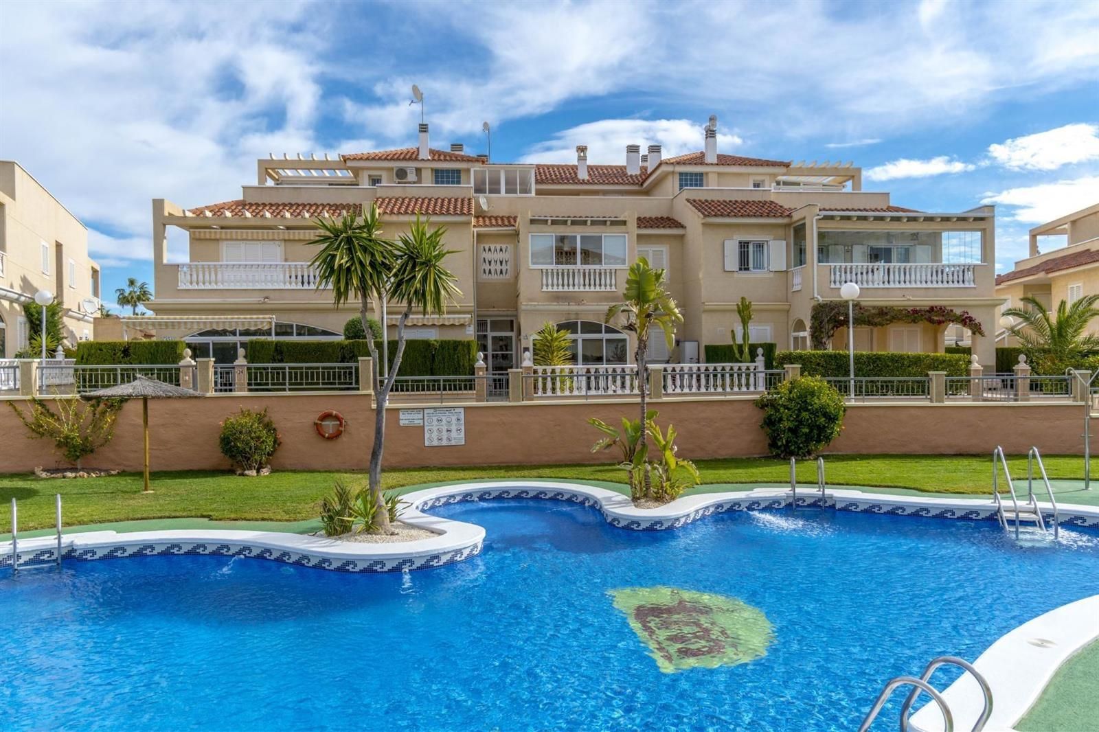 Zeniamar V- Exclusivo Bungalow Dúplex con Amplio Solárium Privado en Orihuela Costa