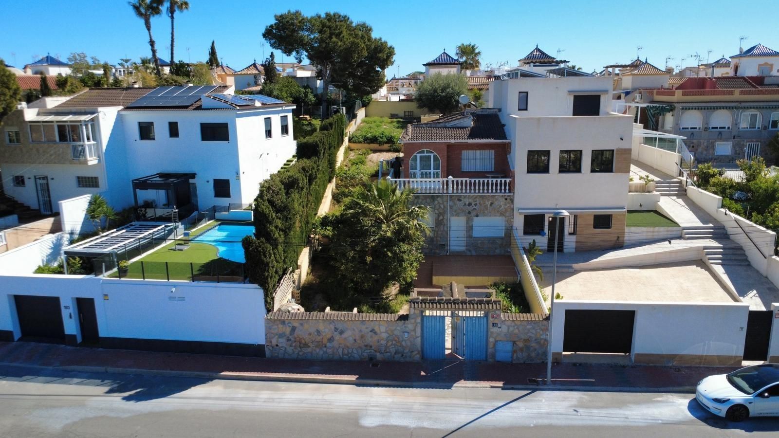 Chalet adosado con gran parcela y preciosas vistas en Torrevieja – Zona Los Balcones