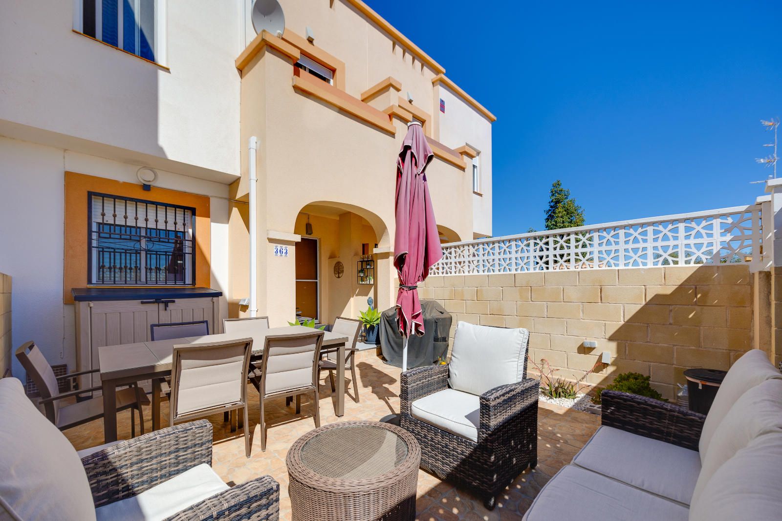 We are very proud to market this outstanding semi-detached villa with beautiful pool views in Los Altos, Orihuela Costa.