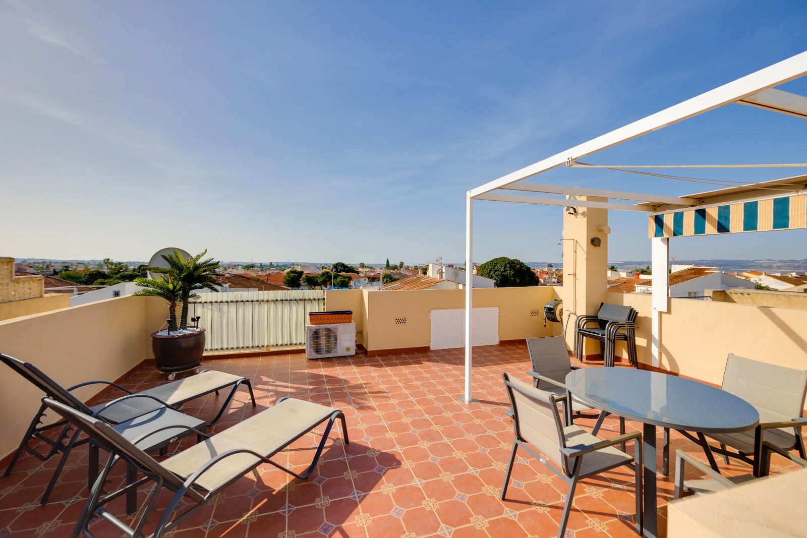 Encantador bungalow en planta alta con solarium y piscina