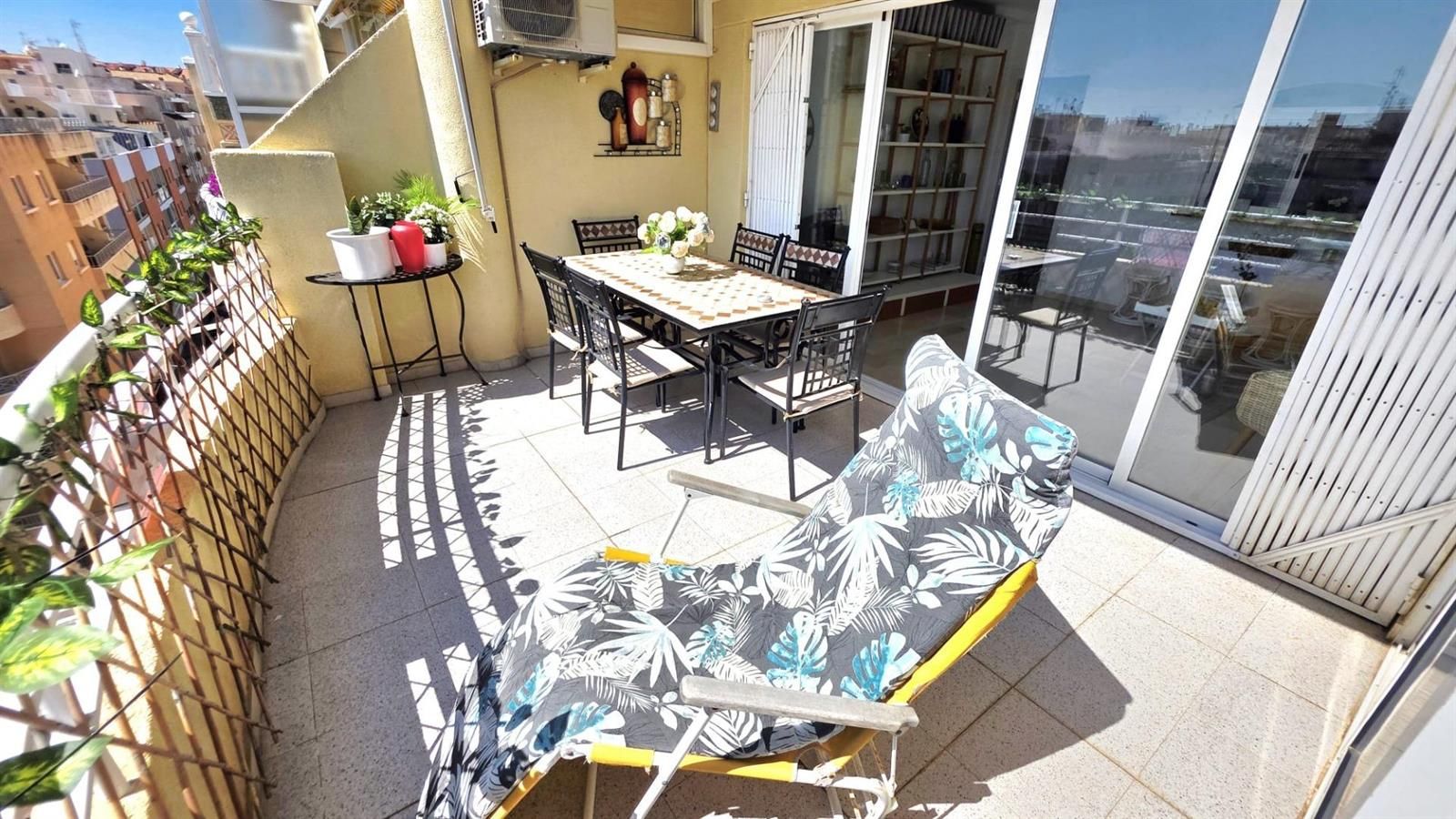 ÁTICO, con vistas frontales al parque y laterales al mar.