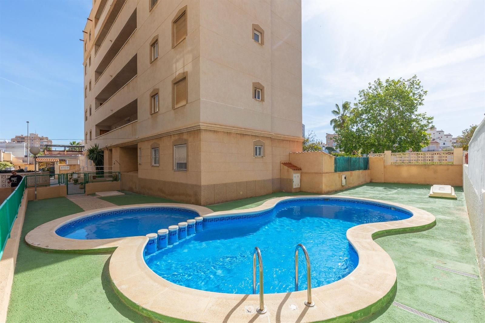 ¡Vistas al Amanecer y Brisa Mediterránea en Nueva Torrevieja! 2 dormitorios + piscina comunitaria
