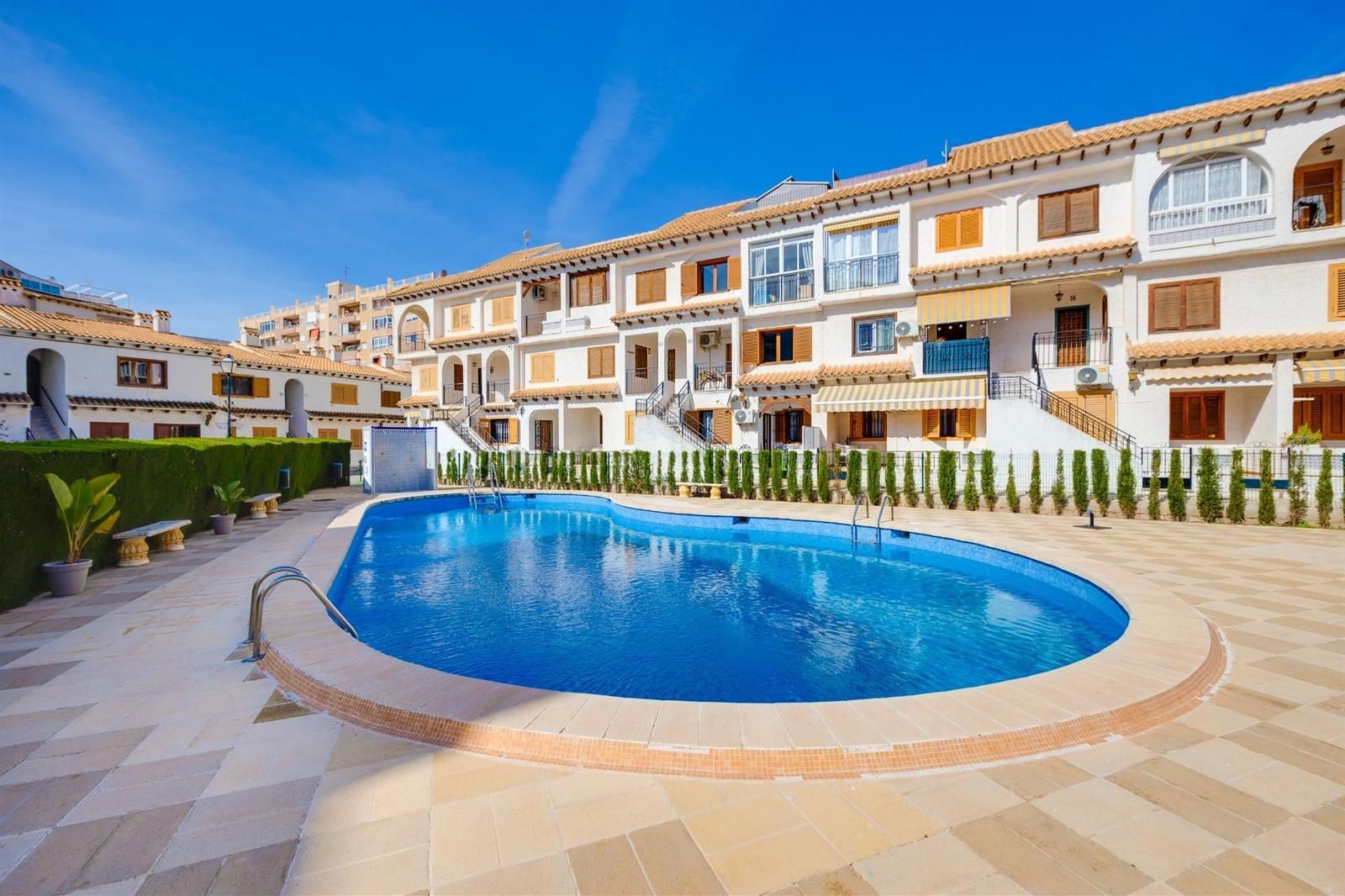 Bungalow de 3 dormitorios con piscina comunitaria en la playa de Los Locos