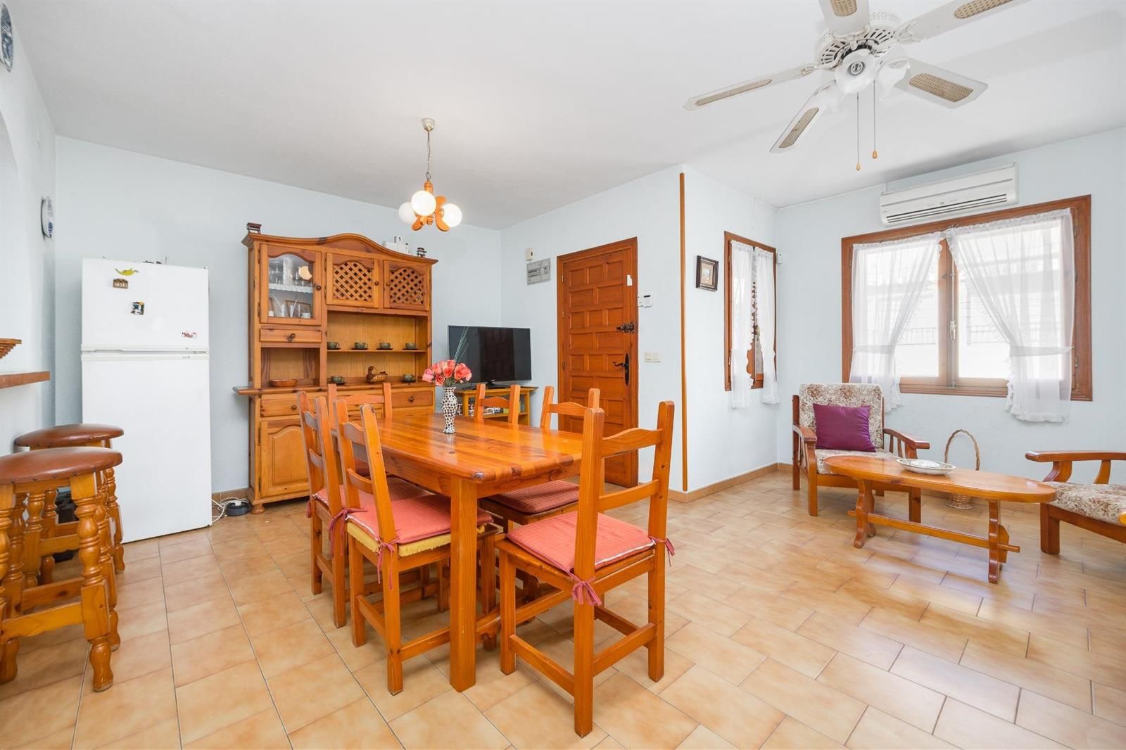 Bungalow de 3 dormitorios con piscina comunitaria en la playa de Los Locos · foto 12