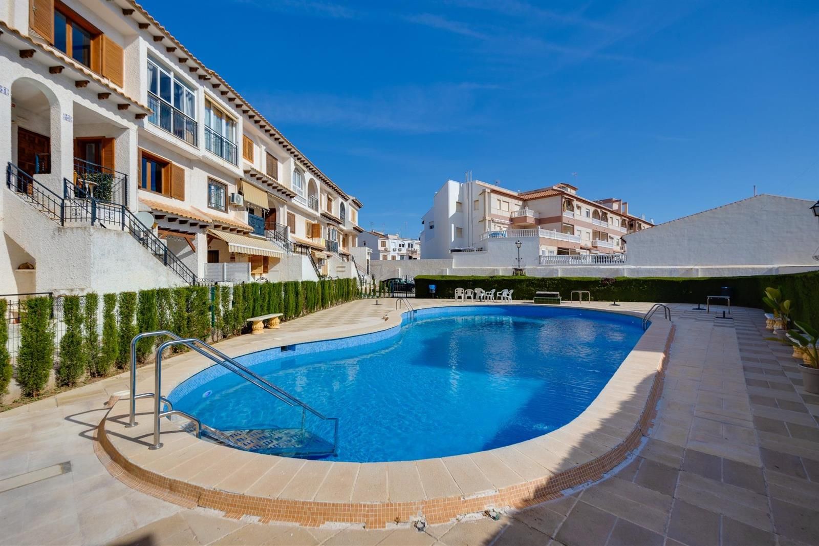 Bungalow de 3 dormitorios con piscina comunitaria en la playa de Los Locos · foto 40