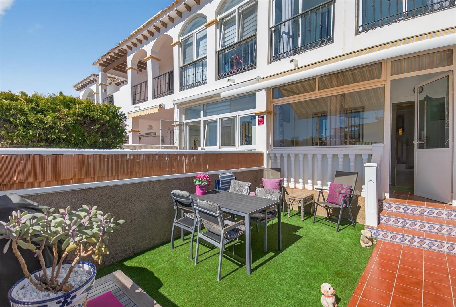 La Ciñuelica XV – Soligt radhus med flera terrasser, solarium och garage ingår