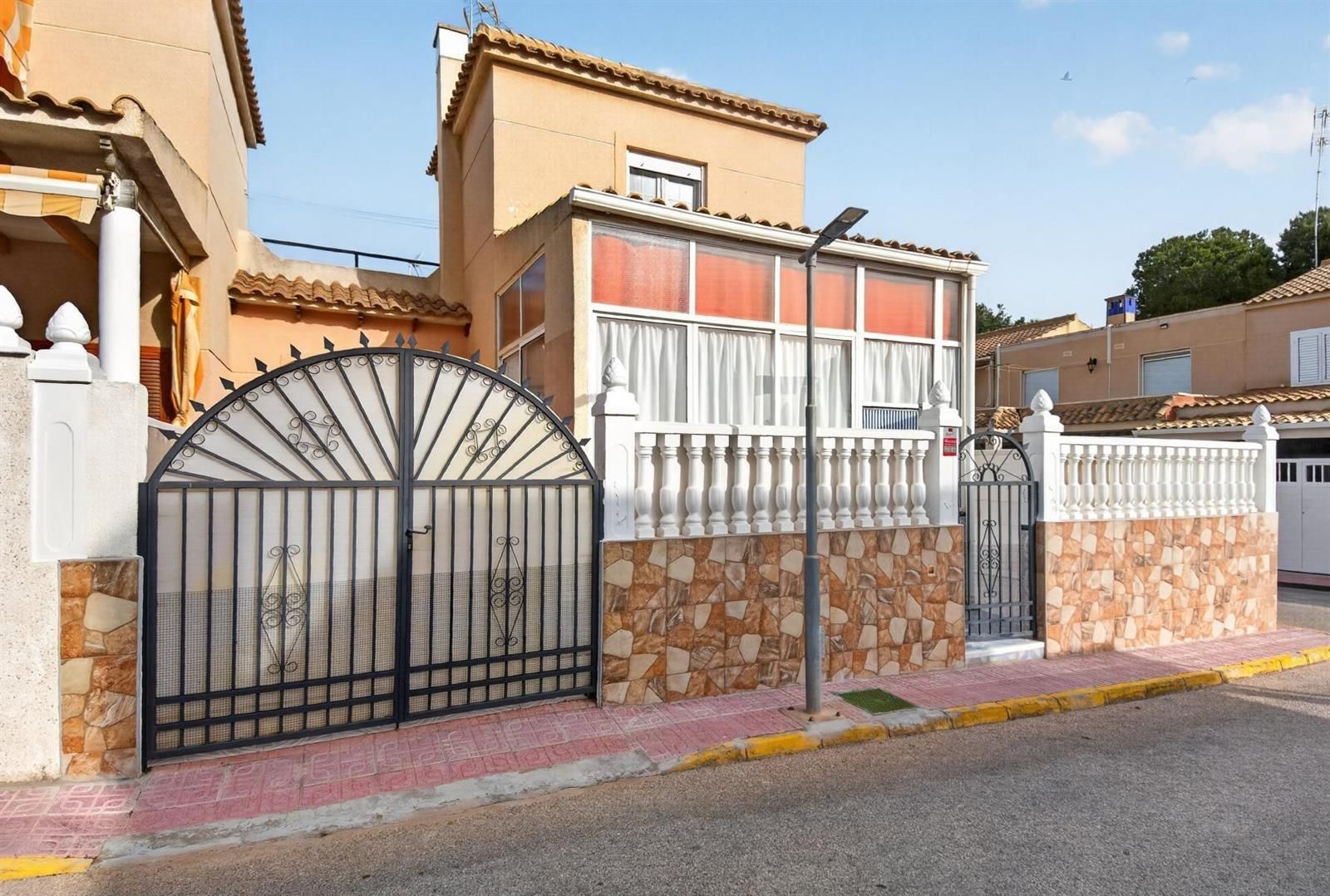 Serena I. Acogedor Adosado en esquina con solarium privado, orientación sur