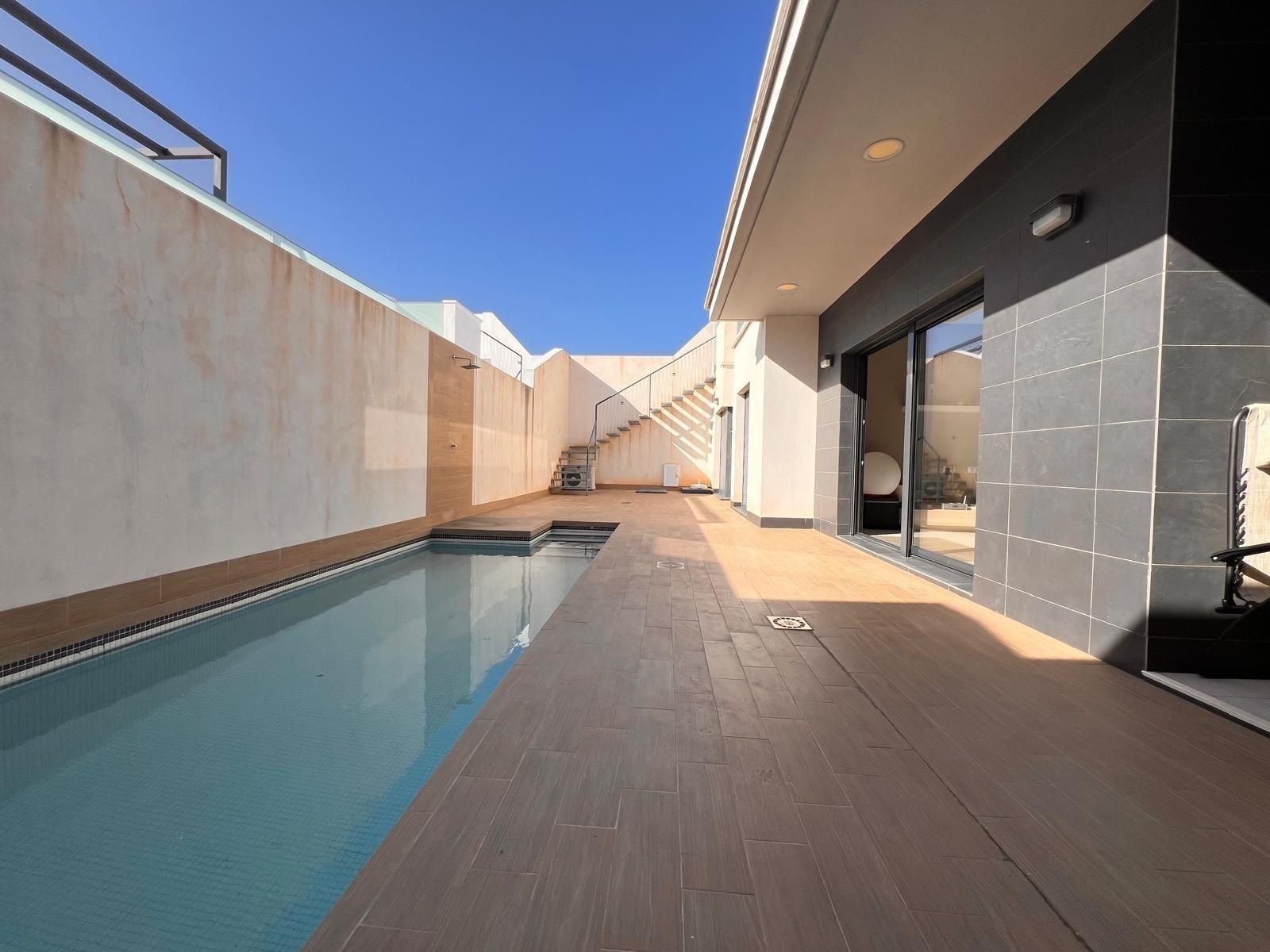 Chalet seminuevo con piscina privada en Altos de Cabo Roig