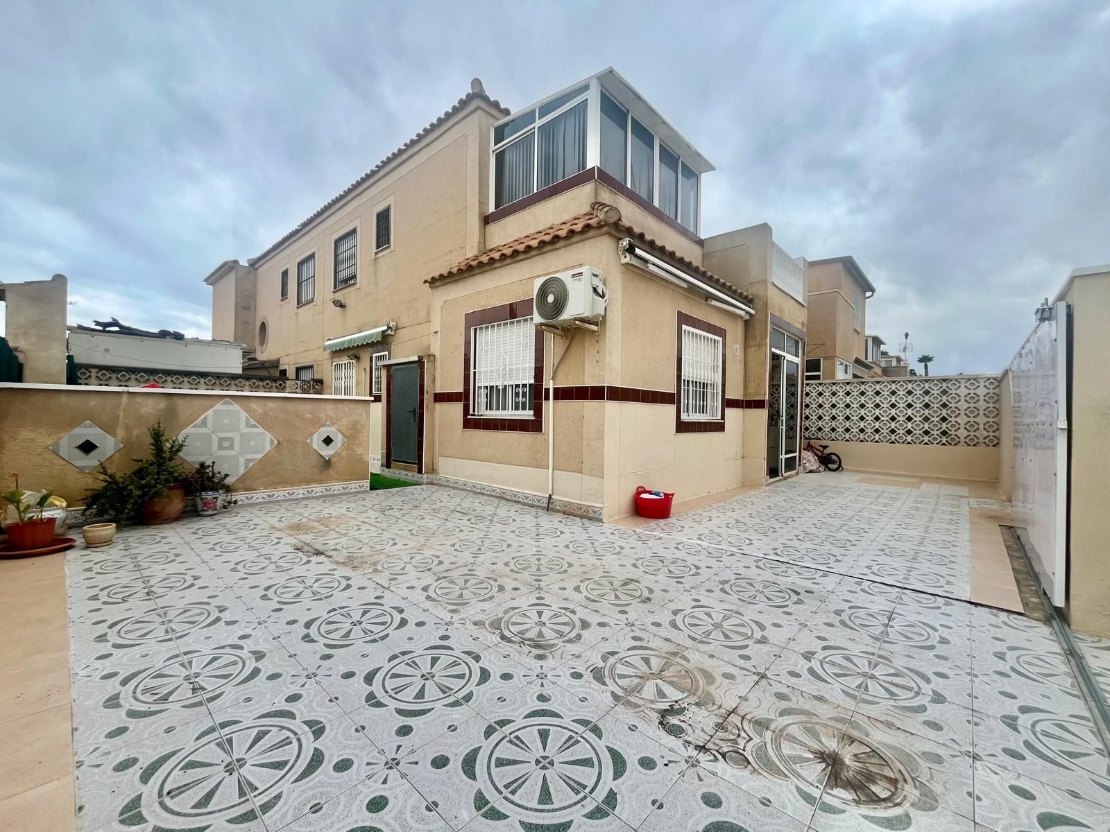 Bungalow en esquina con gran terraza y solárium en Residencial Paraje Natural – Torrevieja