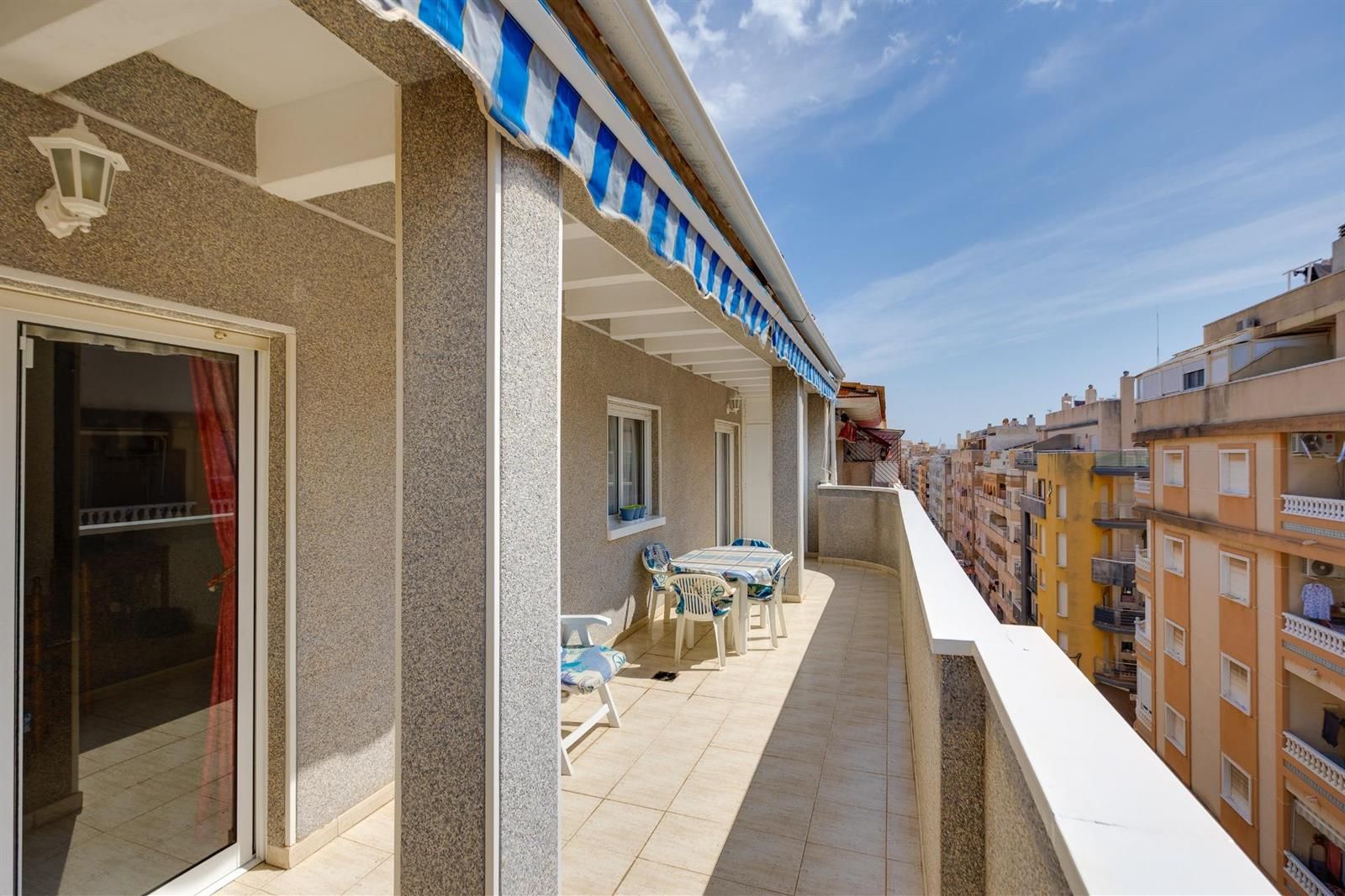 Ático 3 dormitorios con amplia terraza y piscina comunitaria.