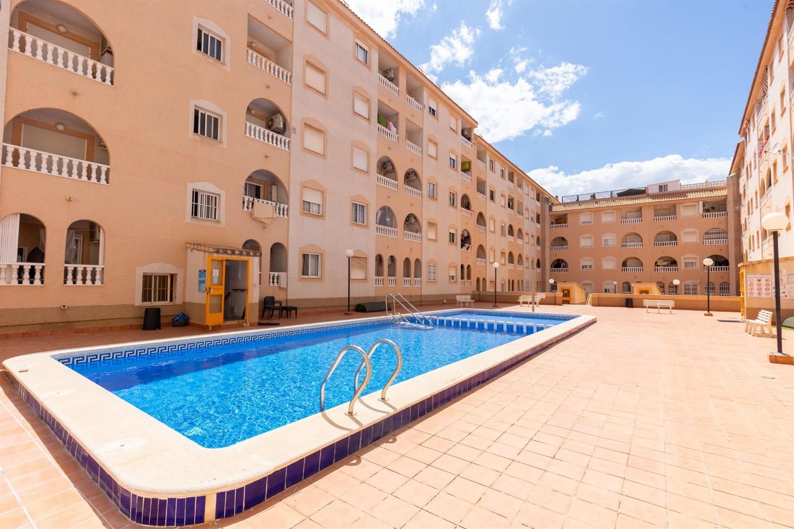 Estudio con piscina y orientación sur a 700 m de la Playa del Cura en Torrevieja