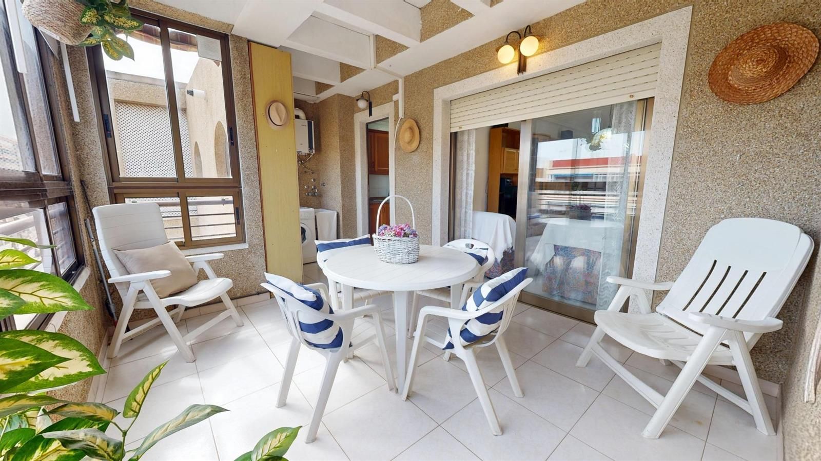 ÁTICO A 140 METROS DEL MAR CON TERRAZA Y ASCENSOR EN EL ACEQUIÓN – TORREVIEJA