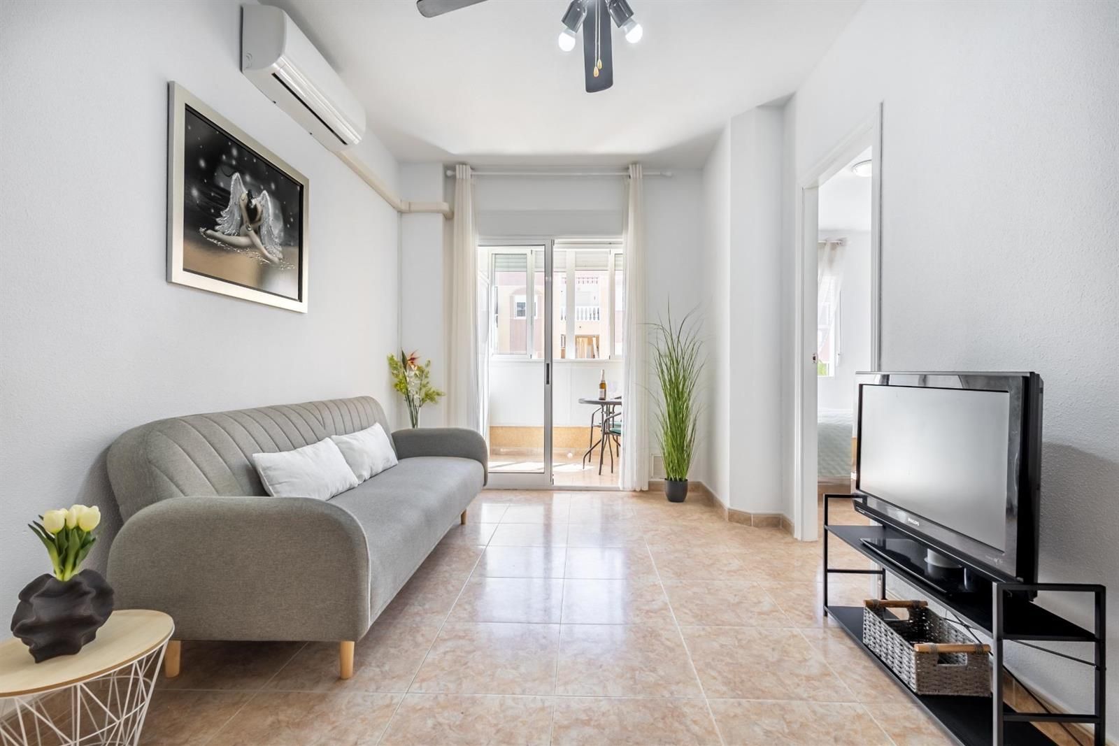 Apartamento moderno de un dormitorio con terraza y piscina en Torrevieja
