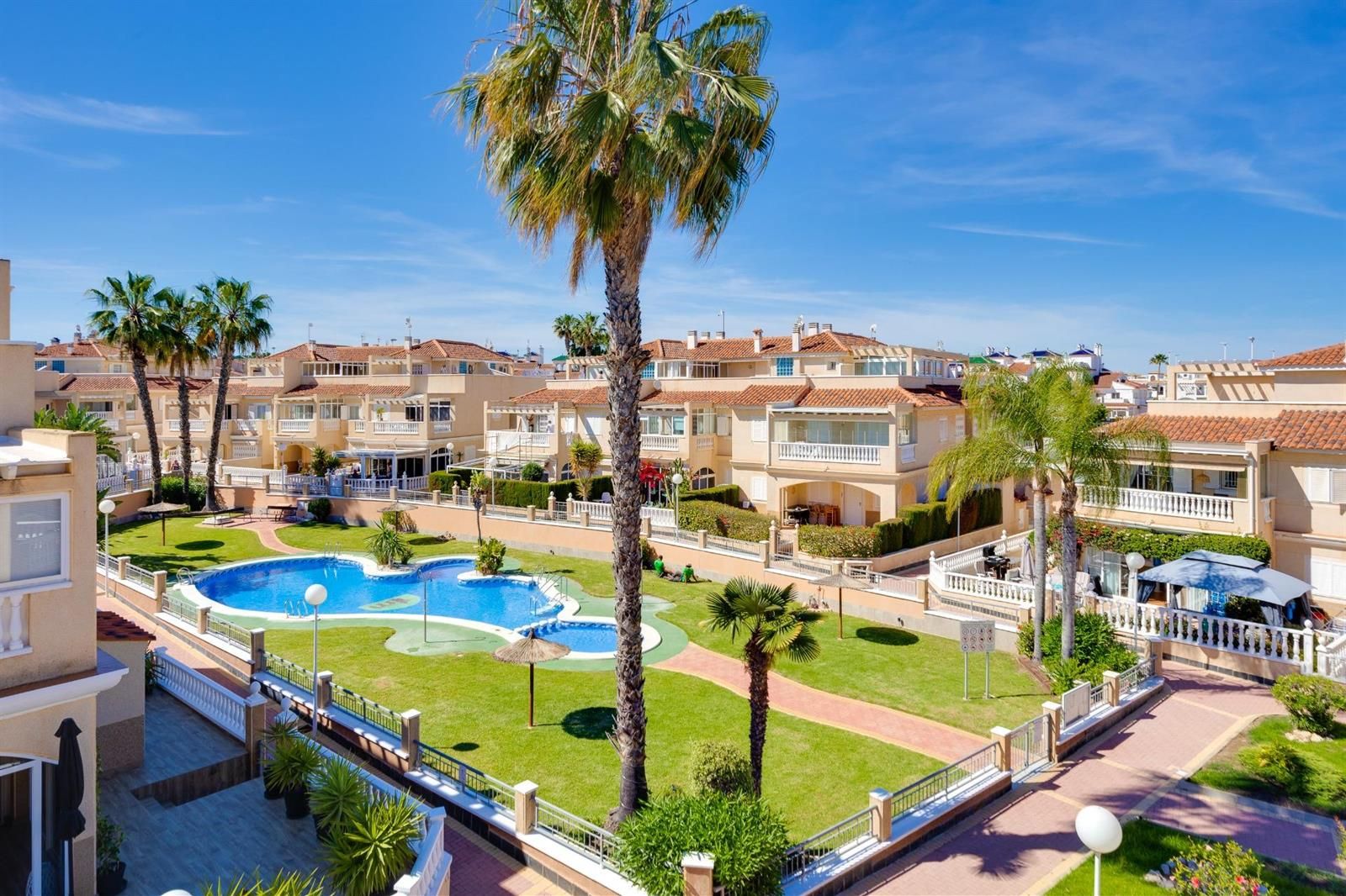 Tu rincón en la Costa Blanca: Adosado listo para disfrutar en Zeniamar