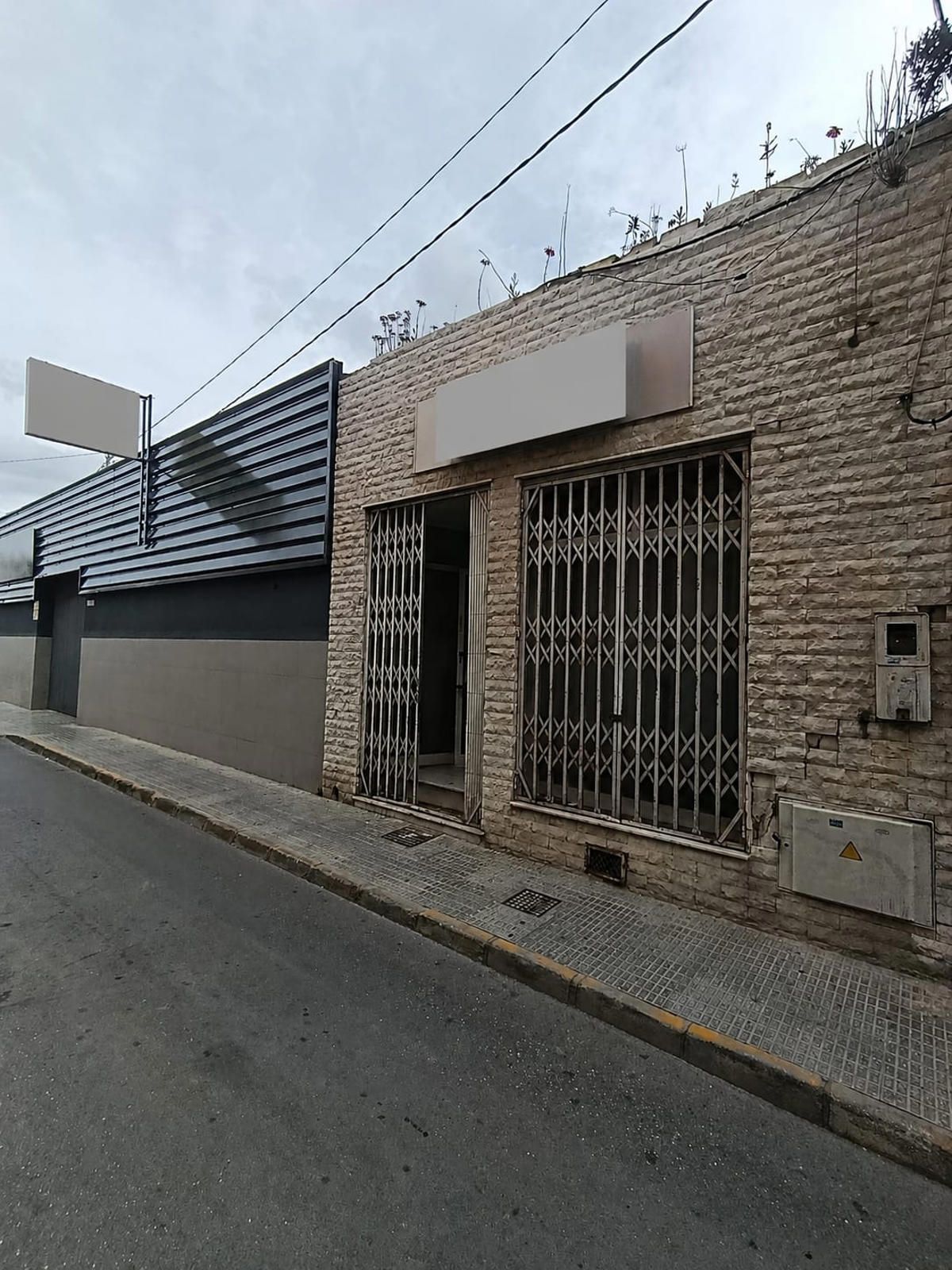 Amplio local/almacen en Dolores