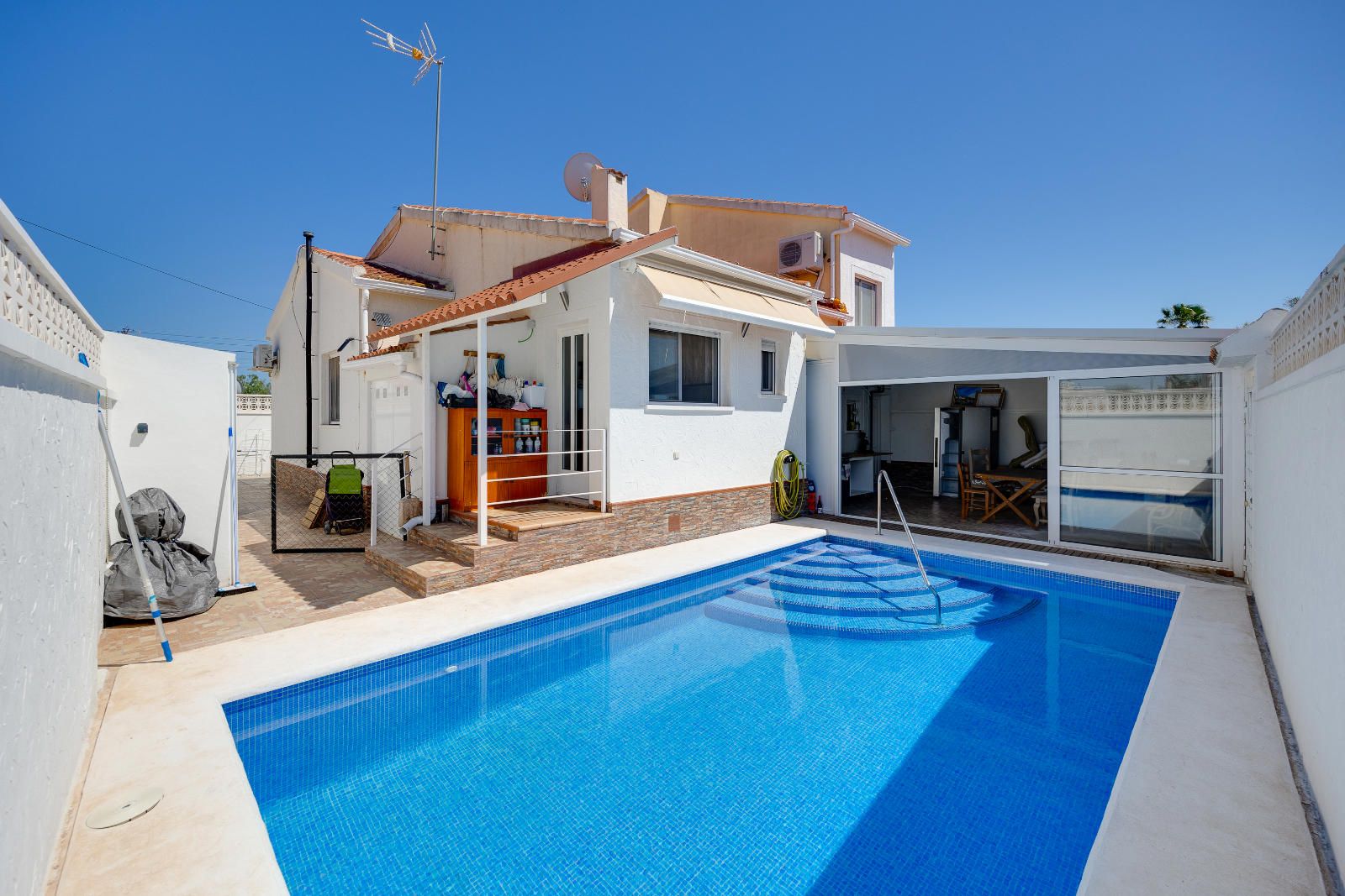 Bonito chalet independiente con piscina privada en la marina urb