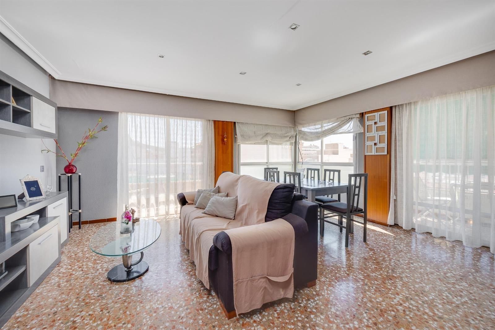 GEWELDIG HOEKAPPARTEMENT IN HET CENTRUM