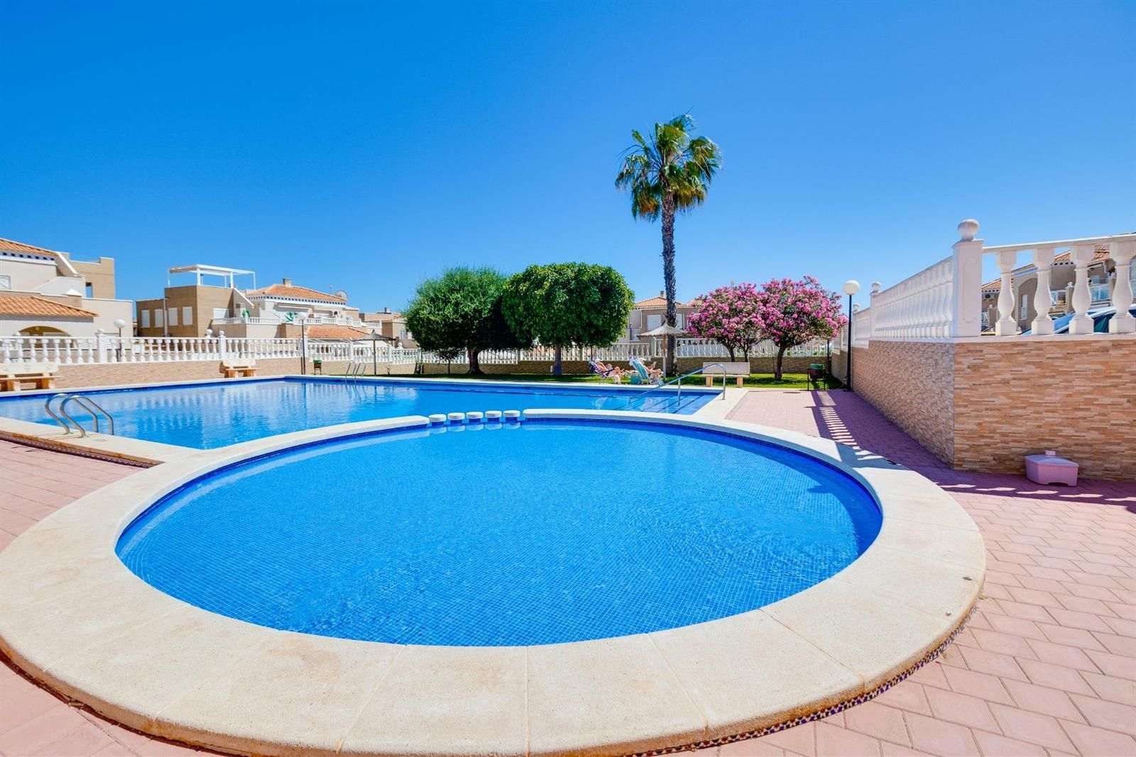 Bungalow 2 dormitorios con piscina en Altos de la Bahía, Aguas Nuevas, Torrevieja