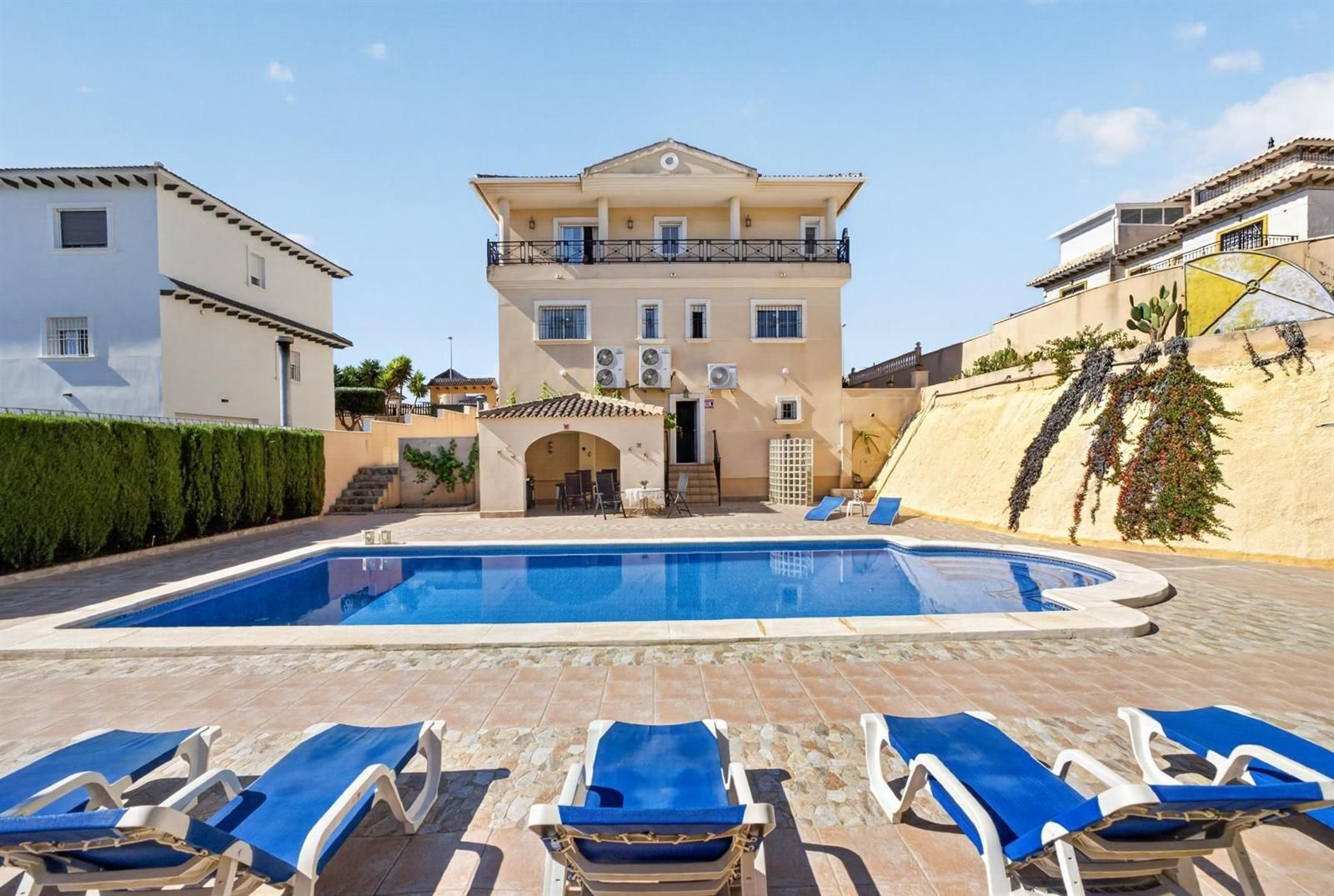 La Zenia - Villa Exclusiva, 7 Dormitorios, Piscina Privada y a 900 m del Mar