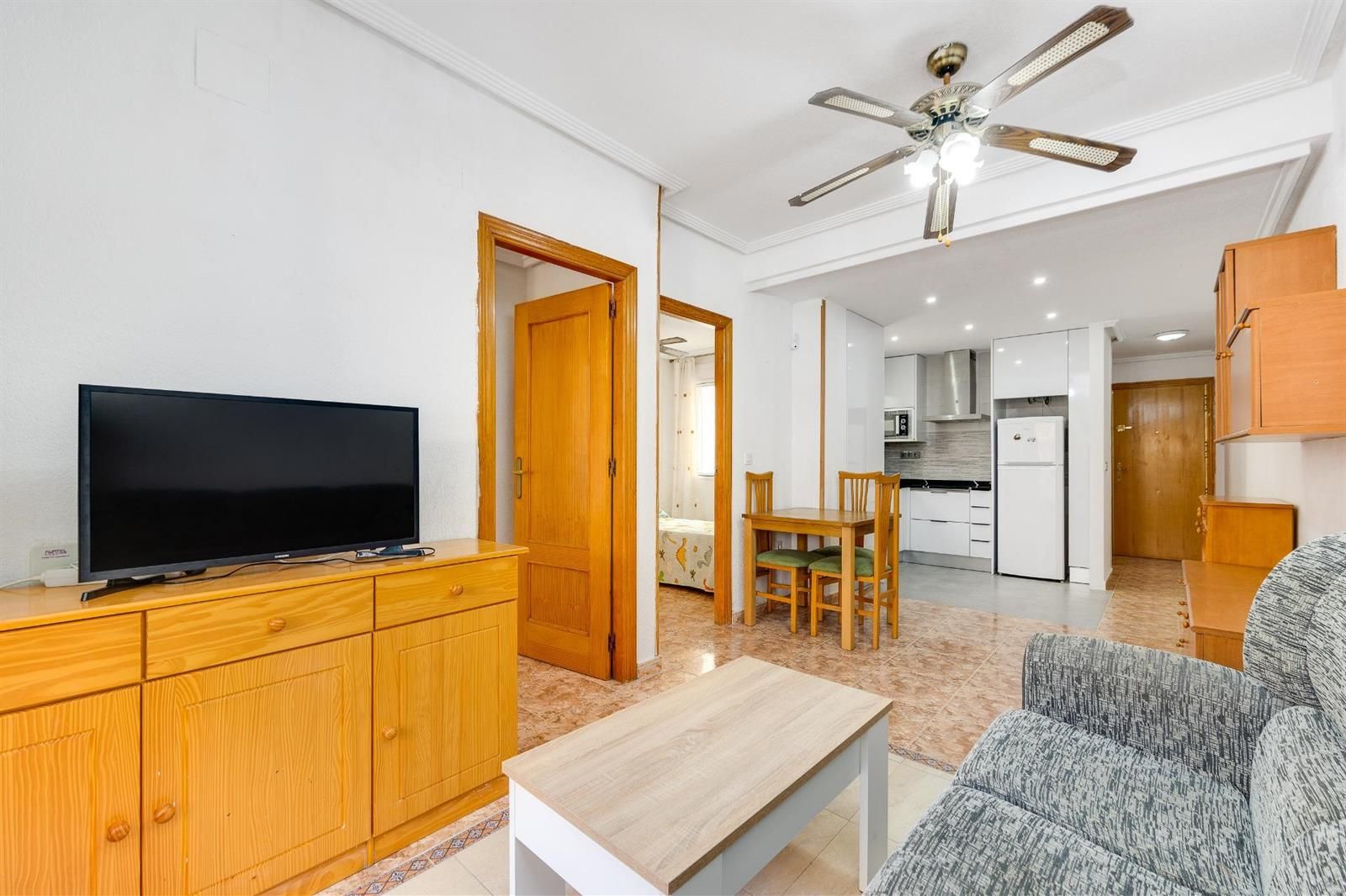 Apartamento de dos dormitorios a escasos 150 metros de la playa del cura, en torrevieja