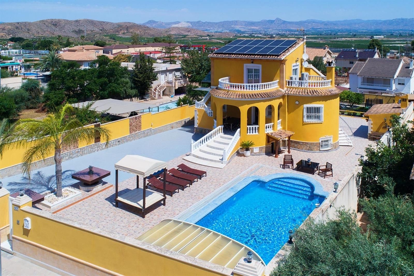 Exklusiv villa med två oberoende hem, Uppvärmd pool och tomt på 890 m² i Montepinar