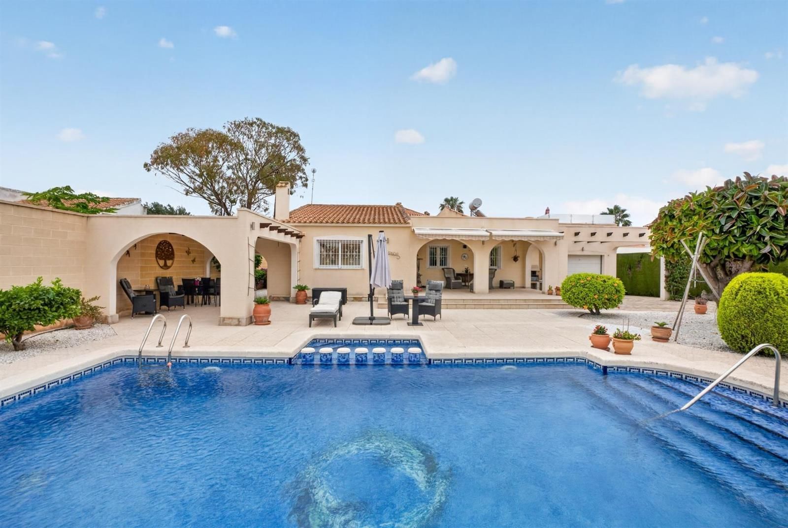 La Florida - Encantador Chalet independiente de 3 dormitorios con piscina privada, garaje cerrado y solárium