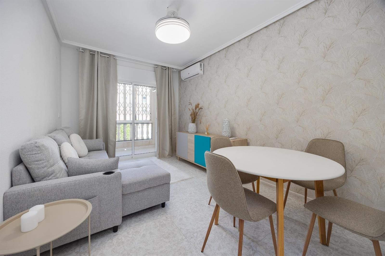 Apartamento planta baja con vistas a la piscina comunitaria a 500 metros de Playa de Los Locos.