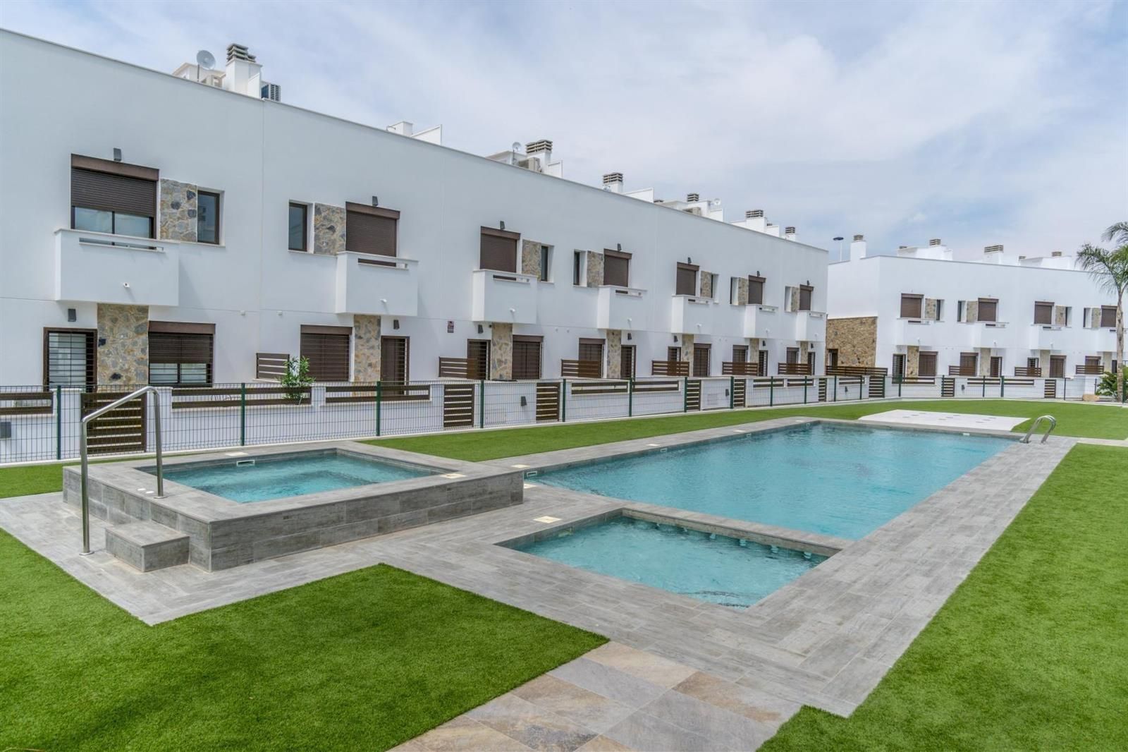 Bahía Homes, Moderno Adosado duplex, orientado al sur, solarium privado y vistas al piscina.
