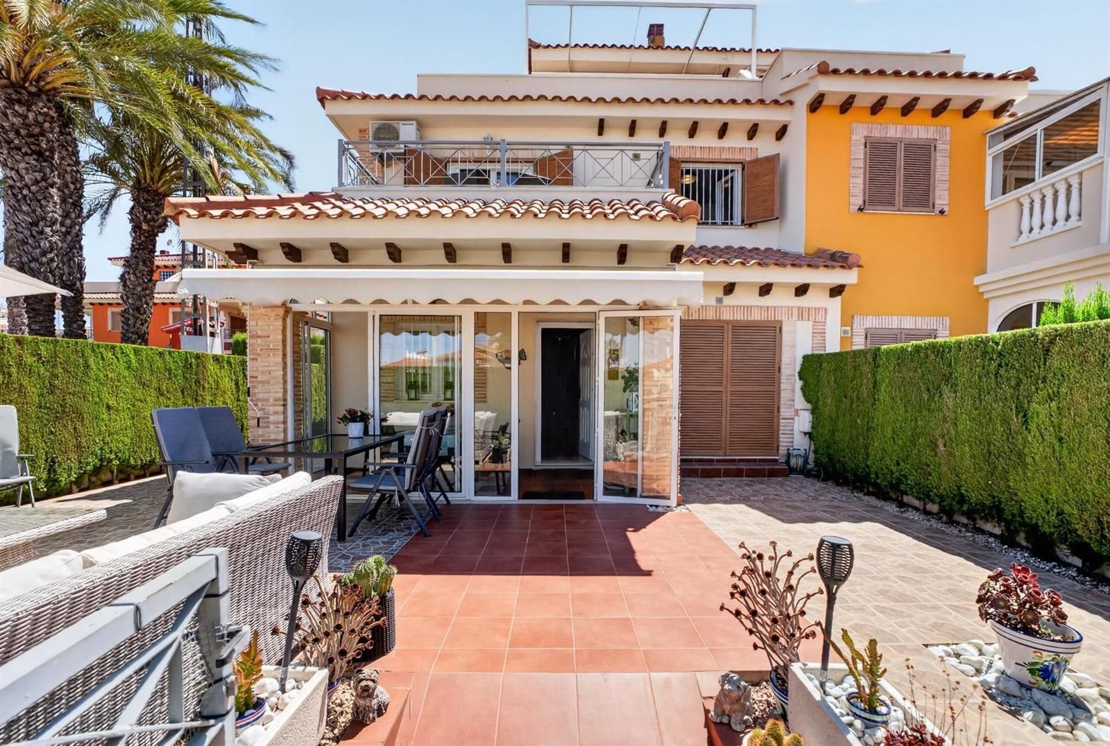 Residencial Zeniamar VIII – Acogedor adosado en esquina con solárium, piscina comunitaria, garaje y trastero