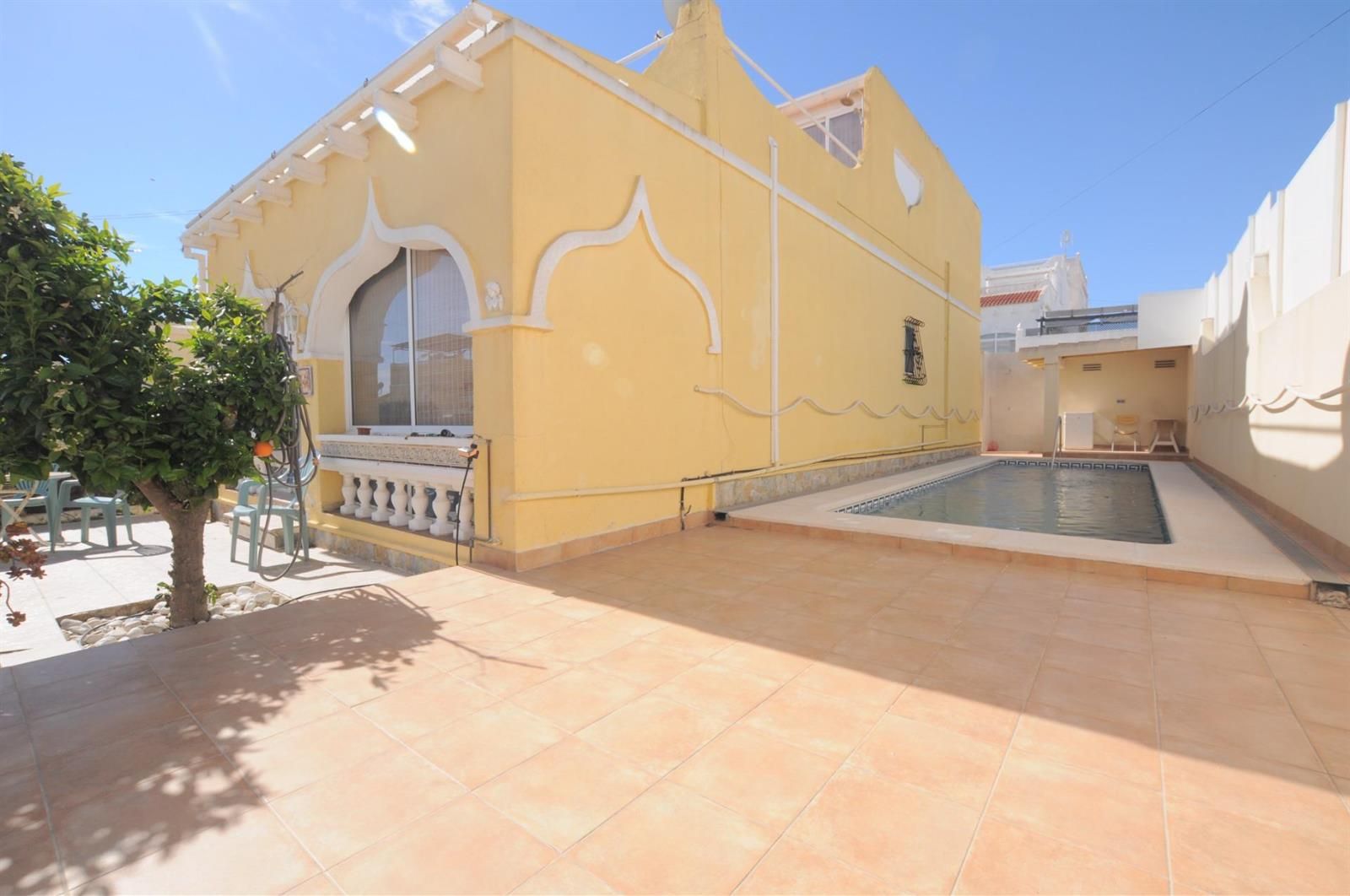 Chalet Independiente en Esquina con Piscina Privada – San Miguel de Salinas