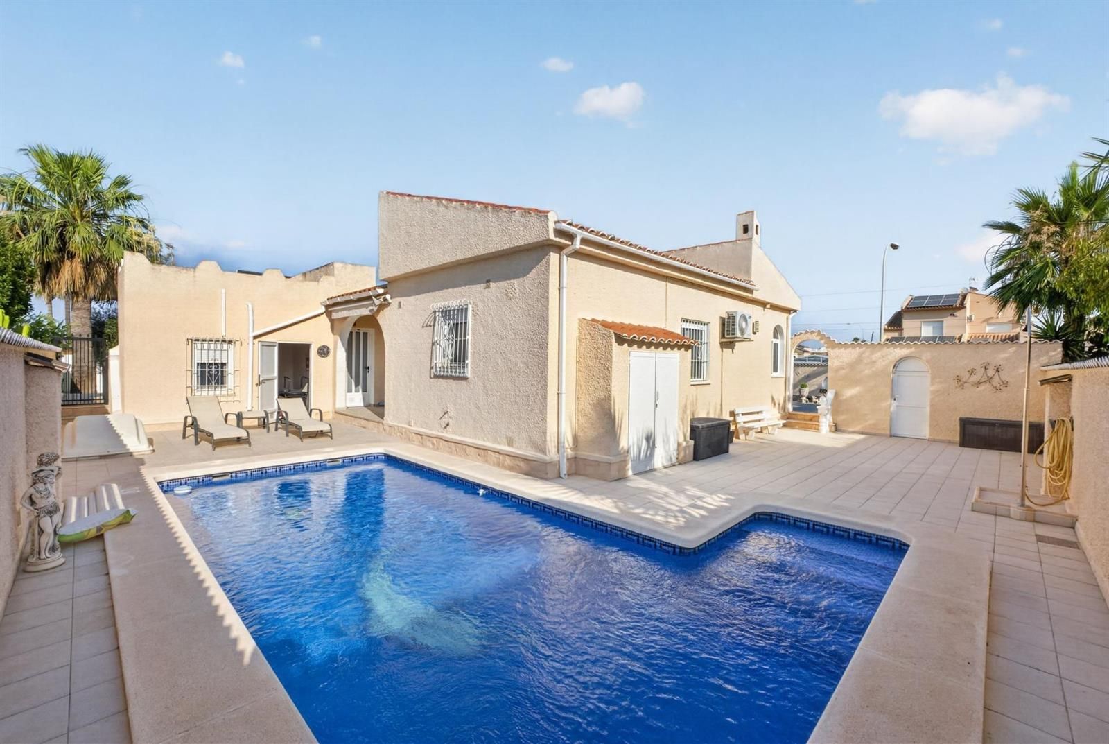 Charmante maison jumelée avec piscine privée et grand terrain à San Luis, Le Chaparral, Torrevieja