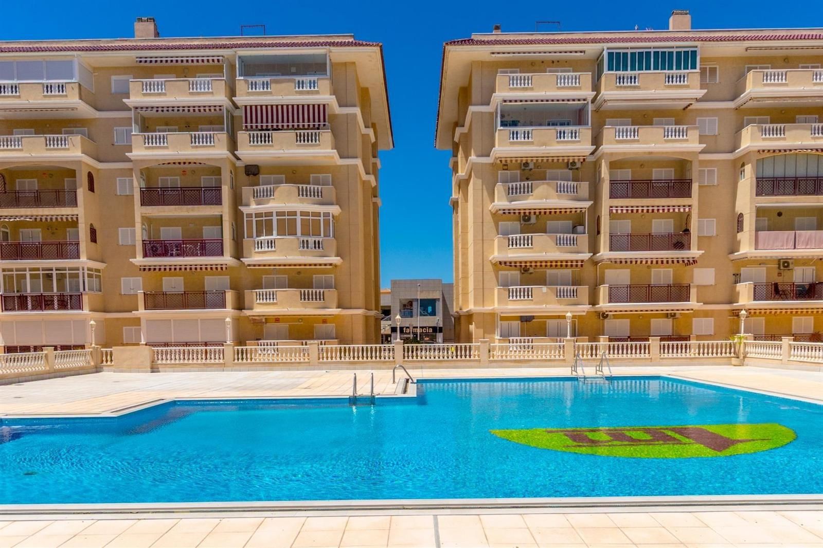 Viña Mar VII – Appartement au quatrième étage avec vue frontale sur la mer, piscine communautaire et garage juste 300 mètres de la plage de La Mata