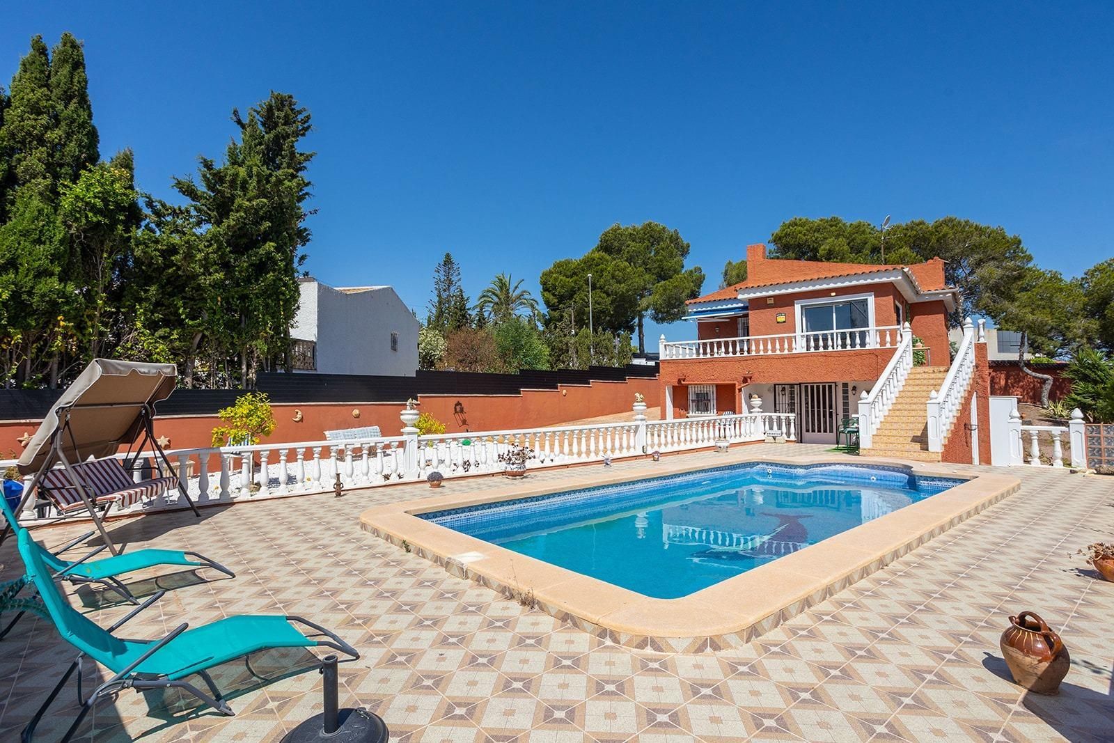 Villa independiente con piacina privada, vitas a la laguna Rosa y Salinas de Torrevieja