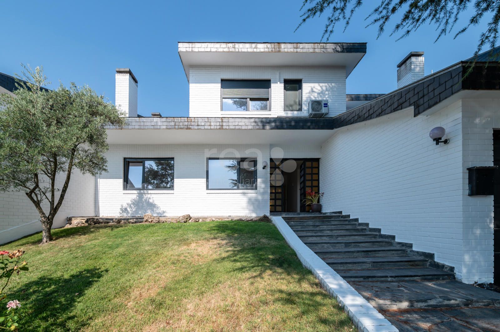 Corner townhouse for rent in Alcobendas, Madrid (La Moraleja)