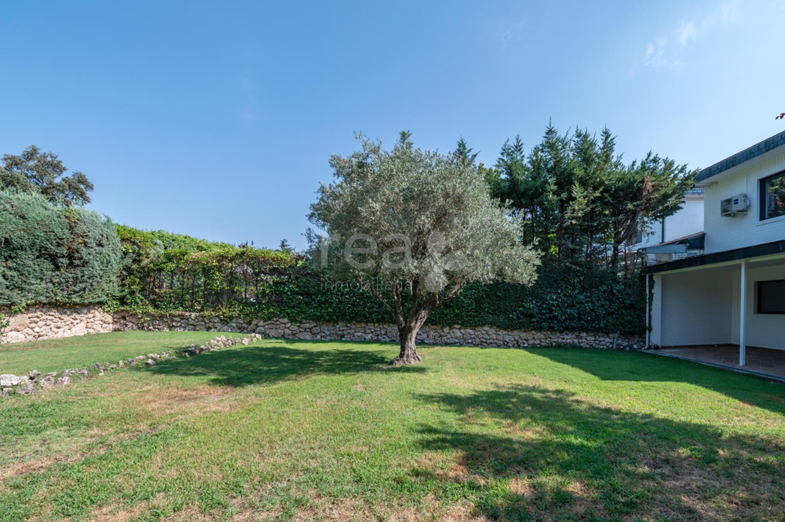 Corner townhouse for rent in Alcobendas, Madrid (La Moraleja)