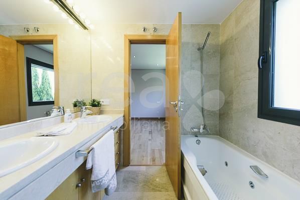Master bathroom - Corner townhouse for rent in Alcobendas, Madrid (El Encinar)