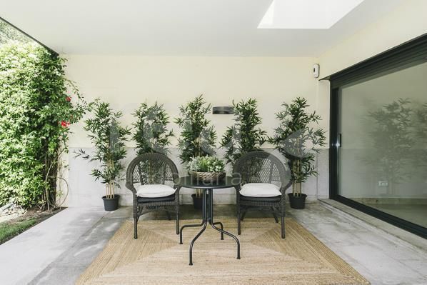 Porche - Corner townhouse for rent in Alcobendas, Madrid (El Encinar)