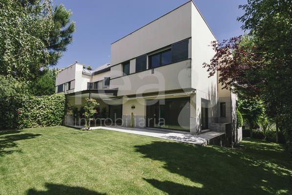 Private garden - Corner townhouse for rent in Alcobendas, Madrid (El Encinar)