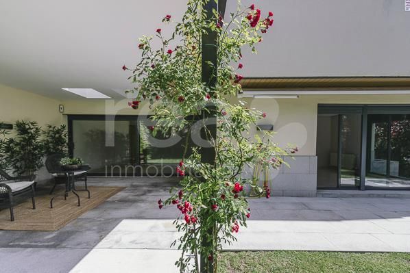 Porche - Corner townhouse for rent in Alcobendas, Madrid (El Encinar)