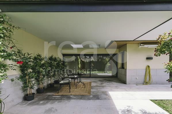Porche - Corner townhouse for rent in Alcobendas, Madrid (El Encinar)