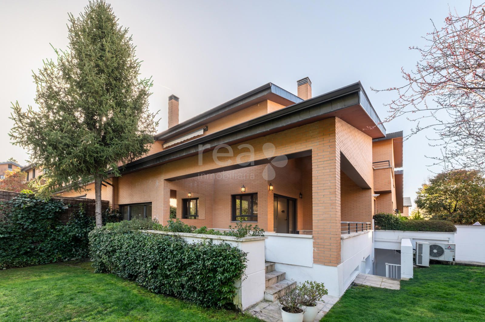 Corner townhouse for rent Alcobendas, Madrid. Ref: 9259. Rea Inmobiliaria